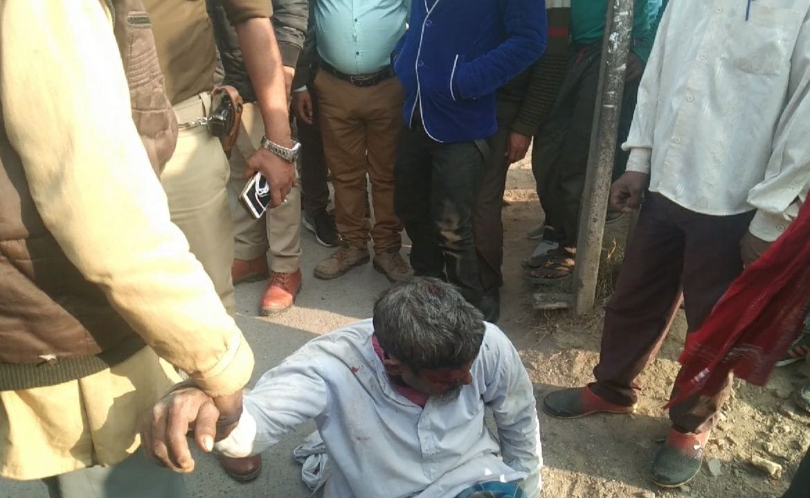 घूरपुर के रेलवे क्रासिंग पार करते समय ट्रेन के नीचे आने के बावजूद बचा व्यक्ति ट्रैक के बीच में ले? घूरपुर के रेलवे क्रासिंग पार करते समय ट्रेन के नीचे आने के बावजूद बचा व्यक्ति ट्रैक के बीच में ले?