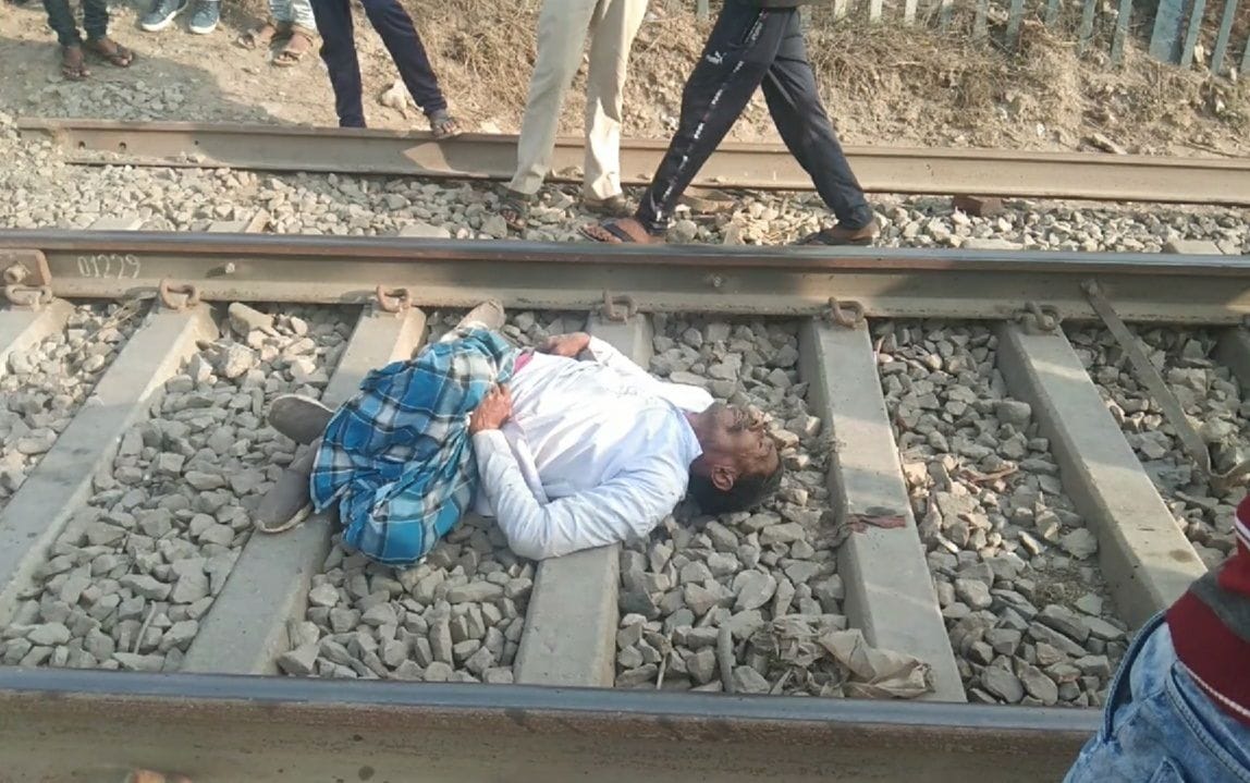 घूरपुर के रेलवे क्रासिंग पार करते समय ट्रेन के नीचे आने के बावजूद बचा व्यक्ति ट्रैक के बीच में ले? घूरपुर के रेलवे क्रासिंग पार करते समय ट्रेन के नीचे आने के बावजूद बचा व्यक्ति ट्रैक के बीच में ले?