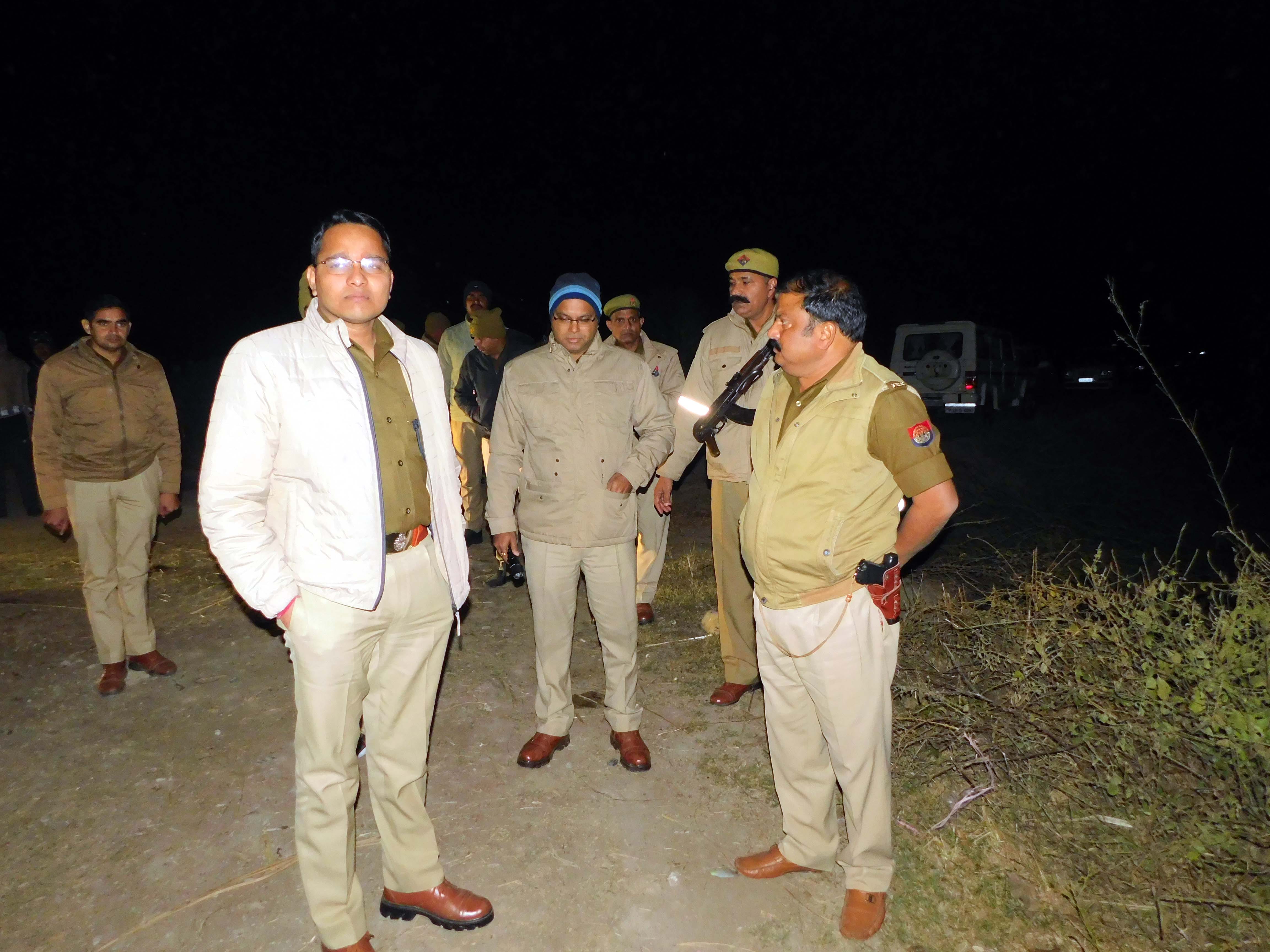 कैराना में पुलिस व बदमाश की मुठभेड के बाद घटनास्थल का निरीक्षण करते एसपी विनित जयासवाल कैराना में पुलिस व बदमाश की मुठभेड के बाद घटनास्थल का निरीक्षण करते एसपी विनित जयासवाल