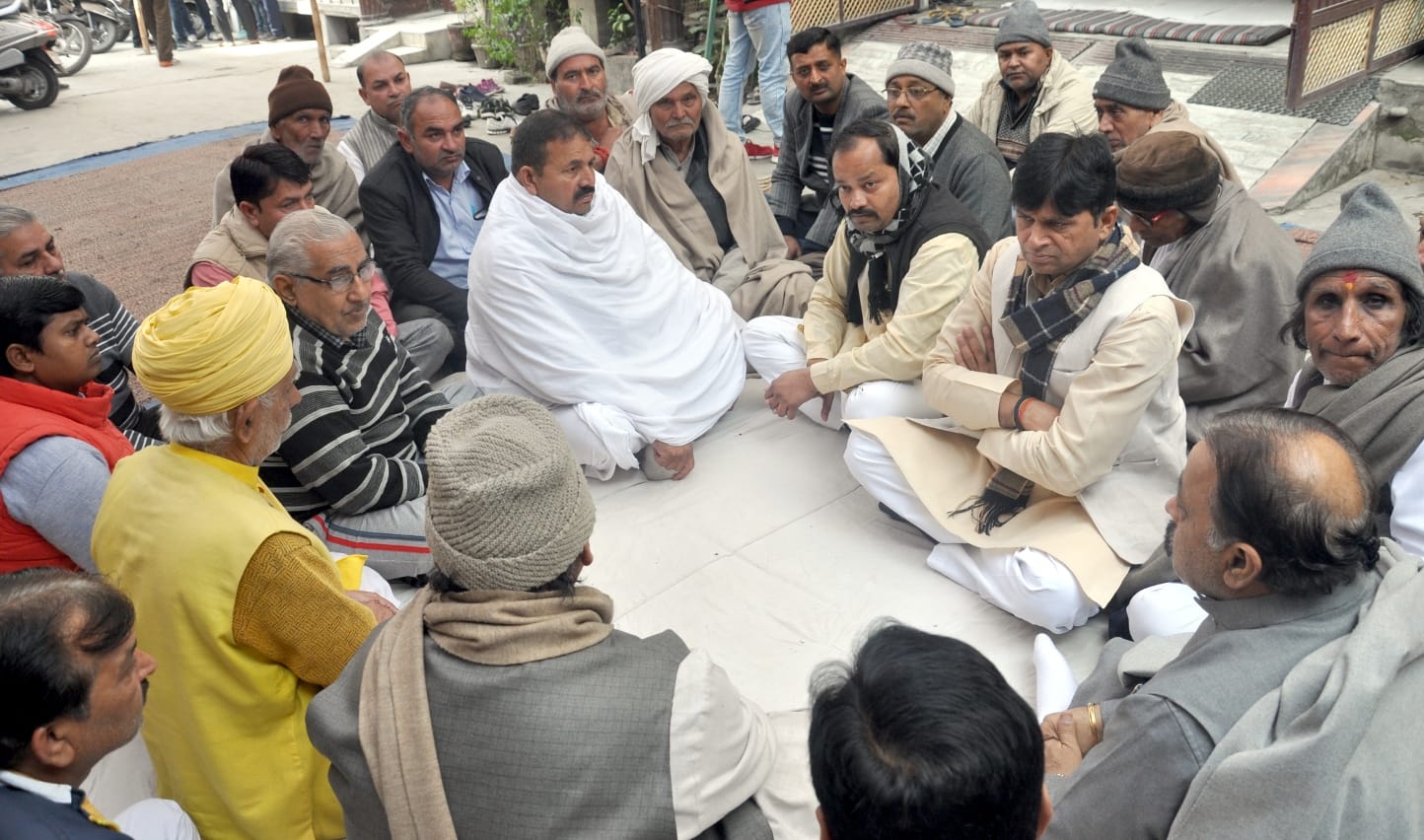 शामली पंजाबी कालोनी में मृतक अजय पाठक के आवास पर  घटना की जानकारी लेने पहुचे विधायक तेजेन्द्र र्न