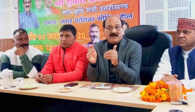 पौड़ी में पत्रकारों से वार्ता करते कृषि मंत्री सुबोध उनियाल।