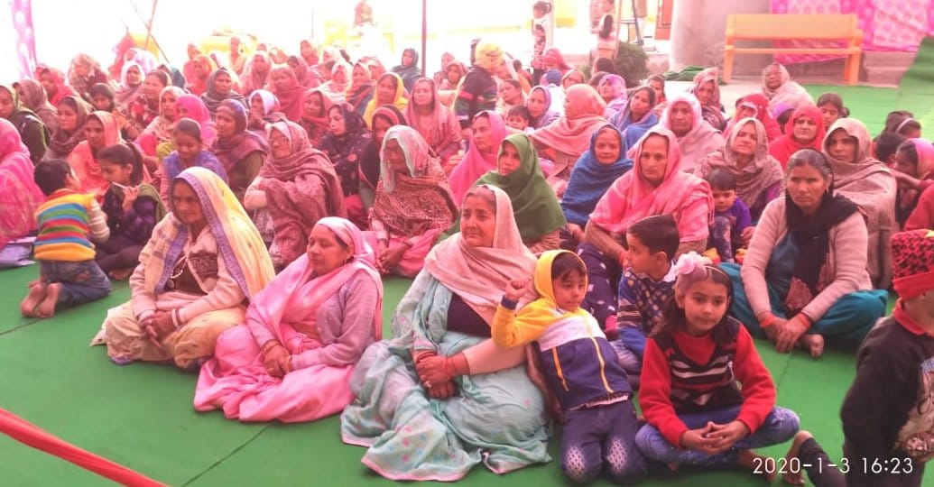 झिंझाना क्षेत्र के गांव आमवाली में कथा सुनती महिलाएं झिंझाना क्षेत्र के गांव आमवाली में कथा सुनती महिलाएं