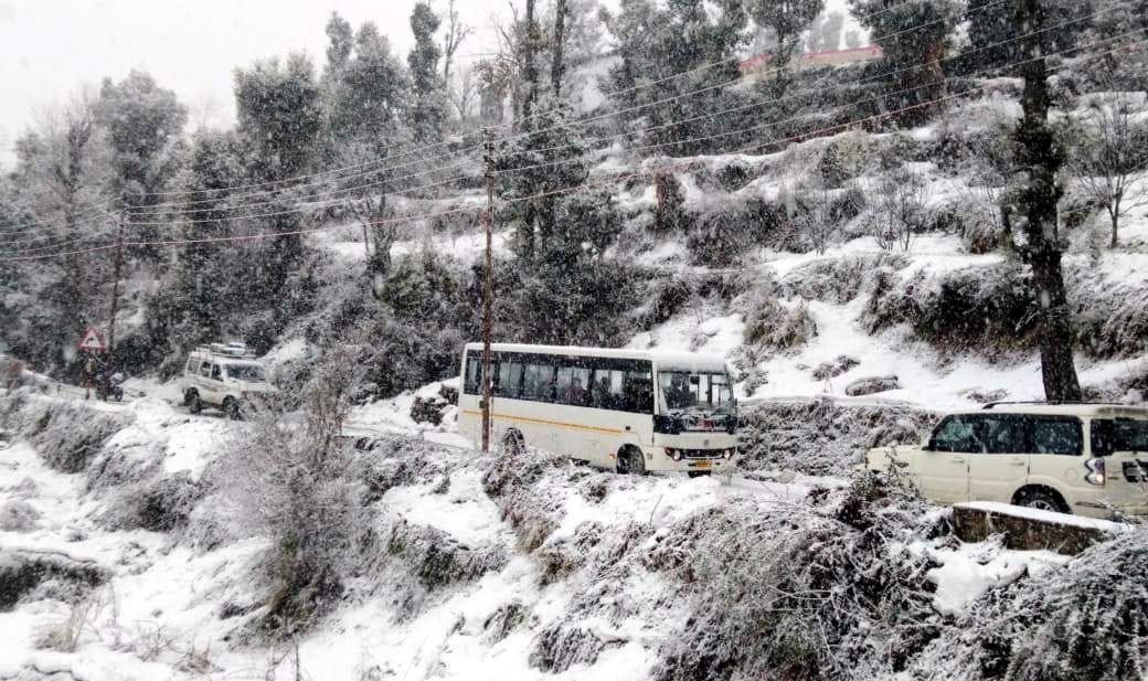 बर्फबारी और पाला गिरने से खतरनाक बने जोशीमठ-औली मोटर मार्ग पर इस तरह आवाजाही कर रहे पर्यटकों के व? बर्फबारी और पाला गिरने से खतरनाक बने जोशीमठ-औली मोटर मार्ग पर इस तरह आवाजाही कर रहे पर्यटकों के व?