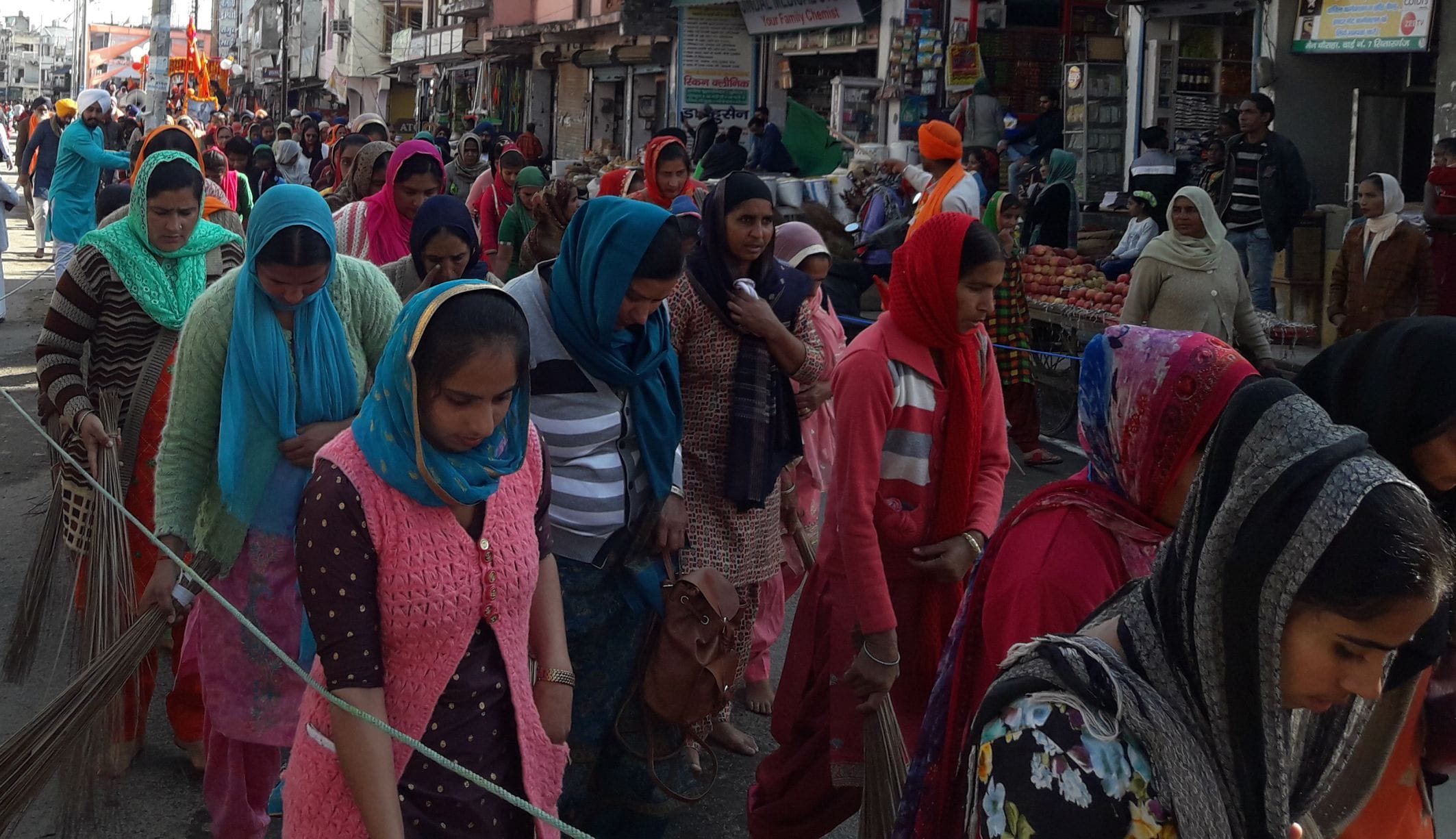 सितारगंज में नगर कीर्तन के दौरान गुरु महाराज की पालकी के आगे झाड़ू लगाते चलती महिला संगत। सितारगंज में नगर कीर्तन के दौरान गुरु महाराज की पालकी के आगे झाड़ू लगाते चलती महिला संगत।