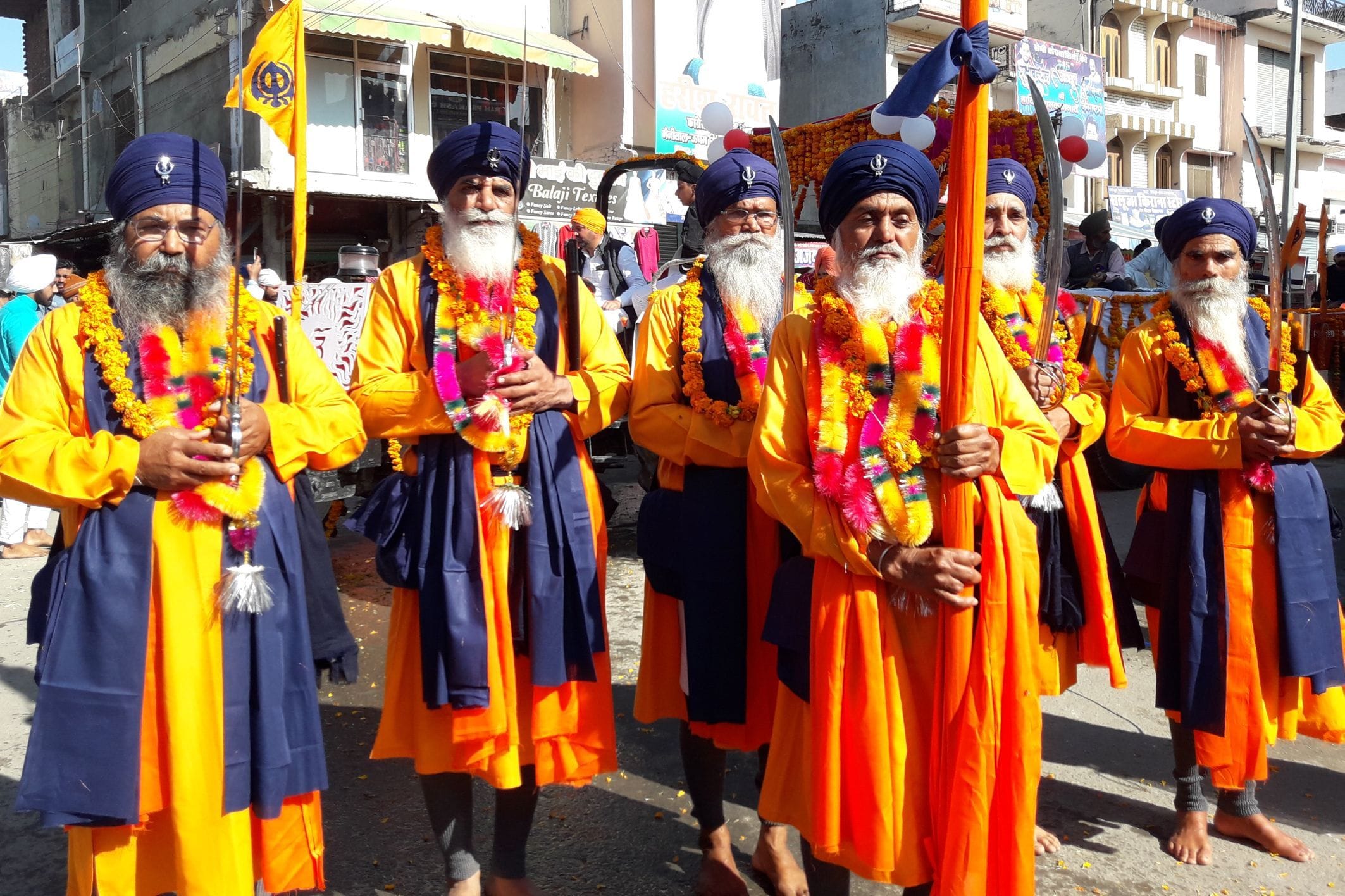 सितारगंज में निकले नगर कीर्तन की अगुवाई करते पंच प्यारे। सितारगंज में निकले नगर कीर्तन की अगुवाई करते पंच प्यारे।