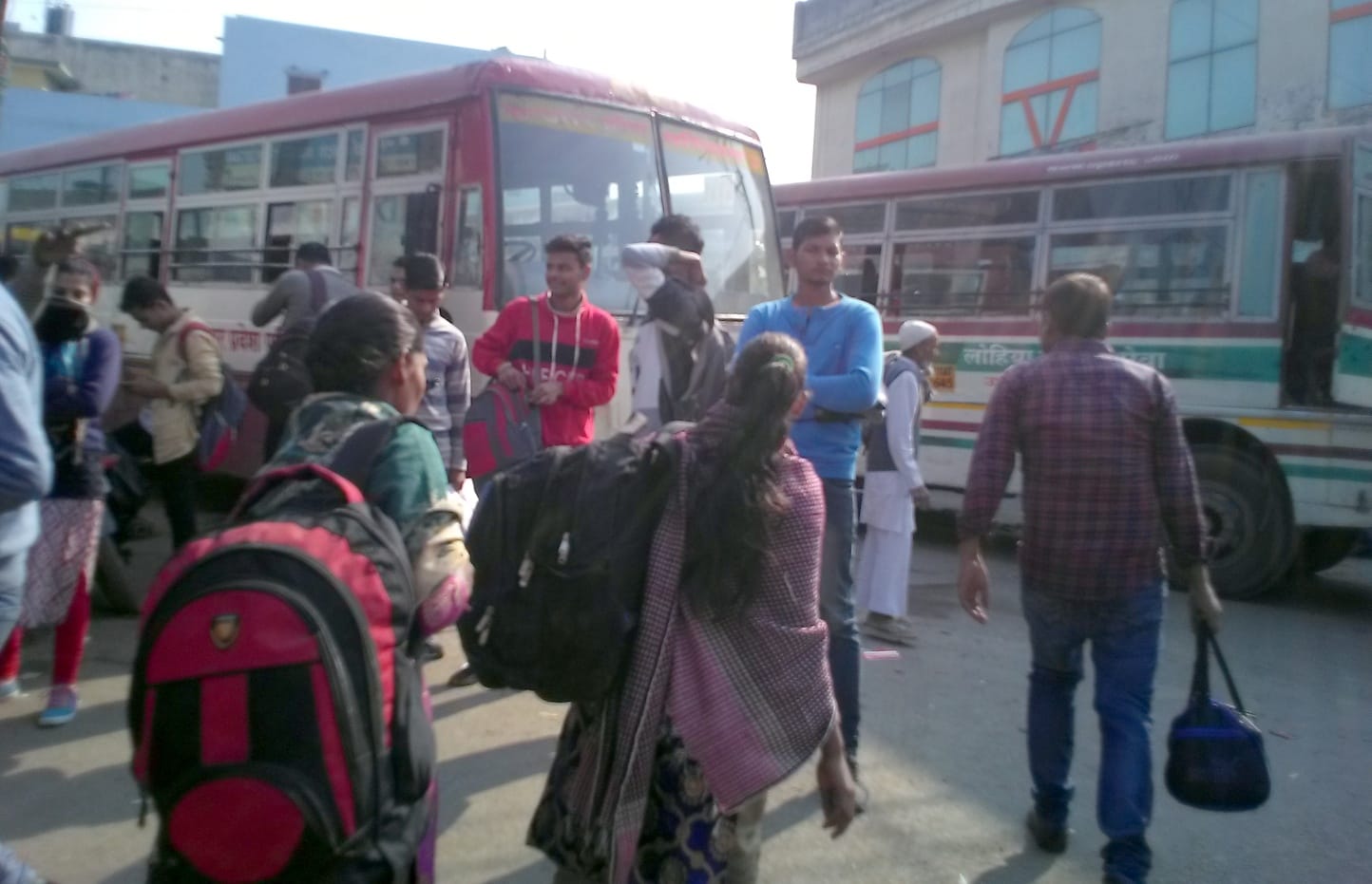 शामली रोडवेज बस अडडे पर खडे यात्री शामली रोडवेज बस अडडे पर खडे यात्री