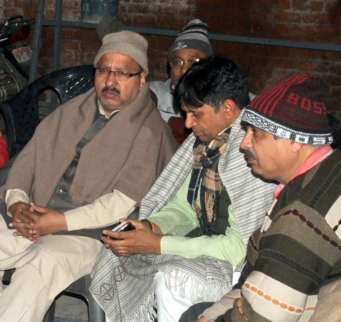 शामली पंजाबी कालोनी में मृतक अजय पाठक के बडे भाई दिनेश पाठक से वार्ता करते विधायक तेजेन्द्र निर्?
