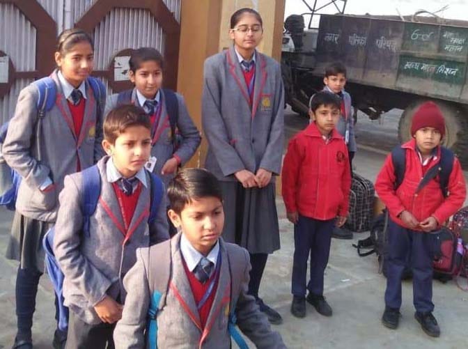 शामली रेलपर में हादसे के बाद खडे रालय पब्लिक स्कूल के छात्र