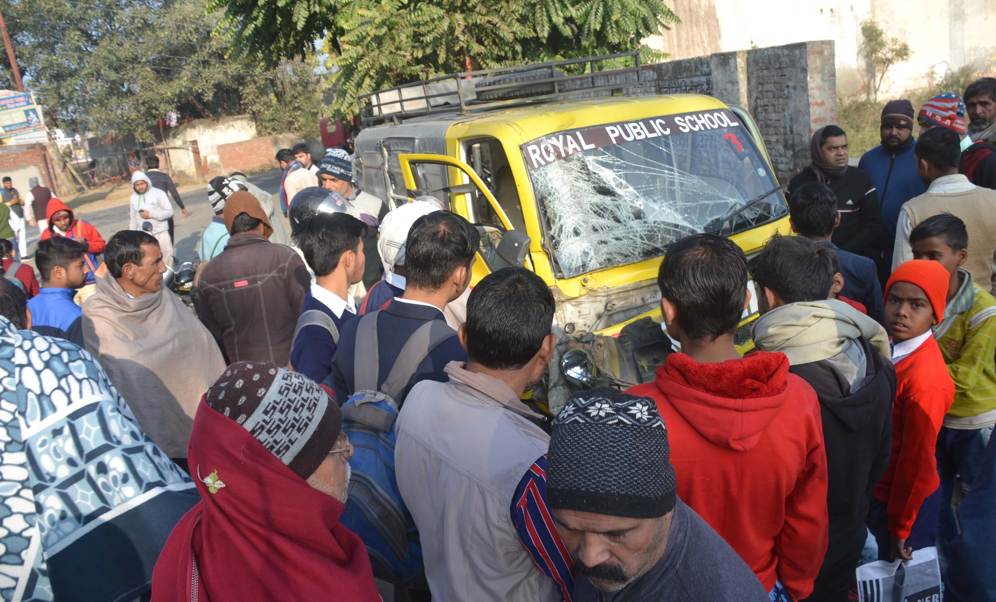 शामली रेलपार में हादसे के क्षंतीग्रस्त रायल पब्लिक स्कूल की वैन की देखते छात व लोग