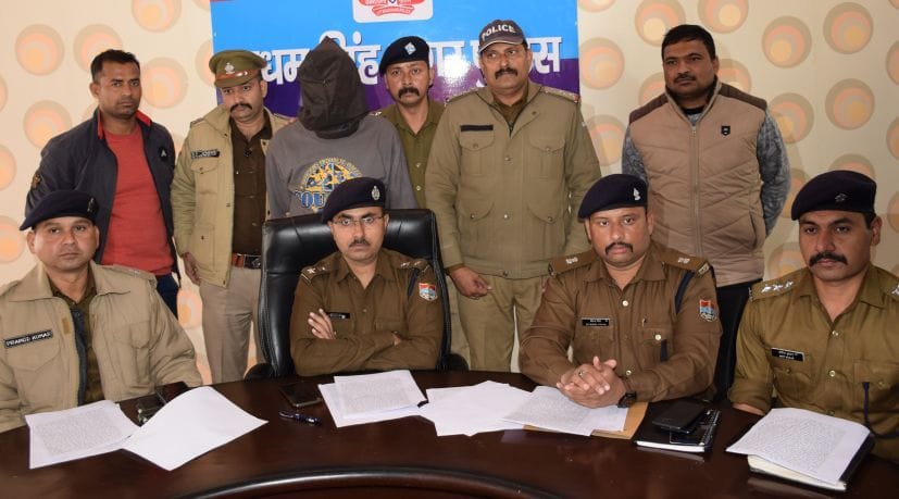 रुद्रपुर पुलिस कार्यालय में हत्याकांड का खुलासा करते एसएसपी एवं हिरासत में आरोपी। रुद्रपुर पुलिस कार्यालय में हत्याकांड का खुलासा करते एसएसपी एवं हिरासत में आरोपी।