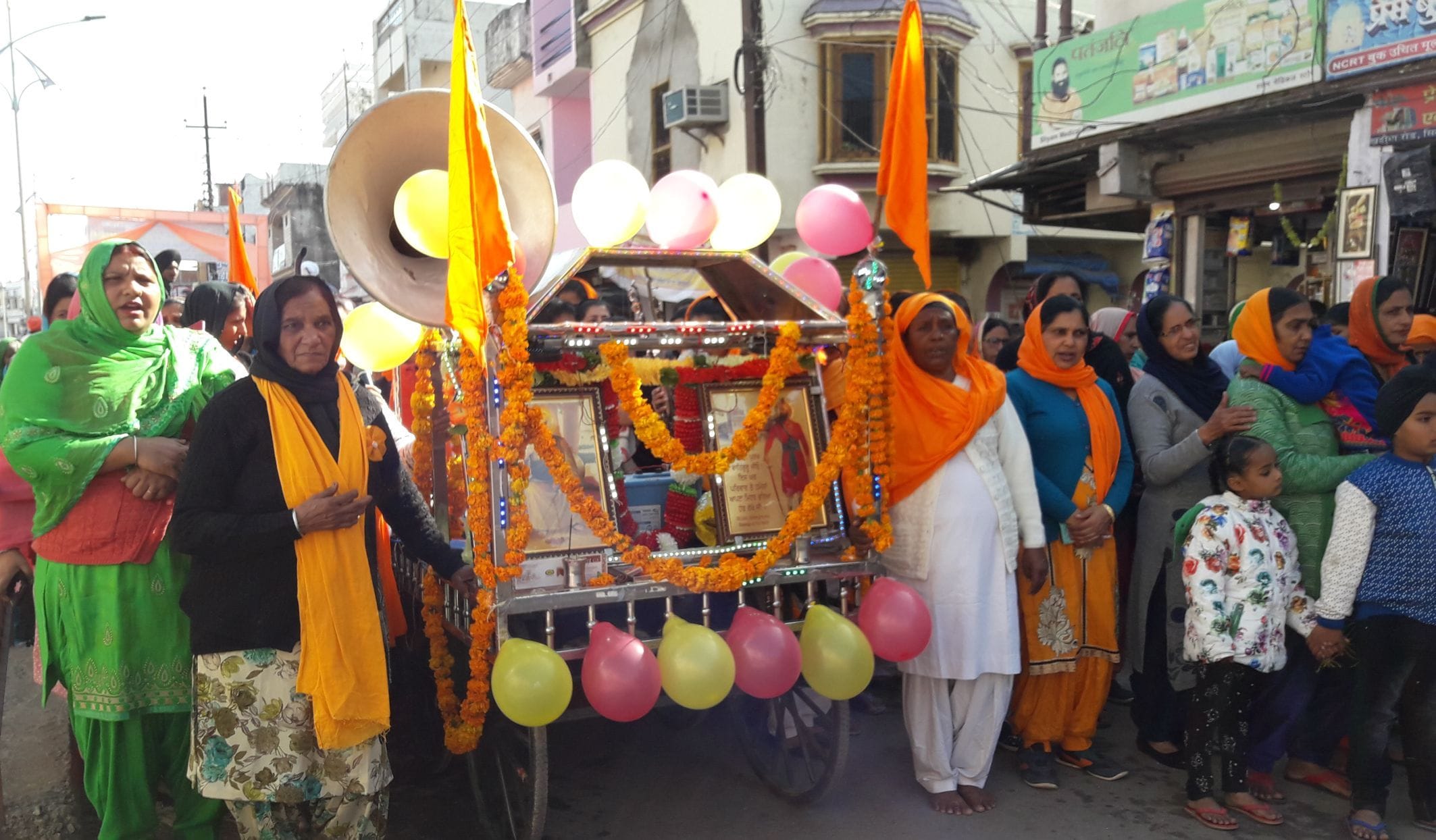 तिरगंज नगर कीर्तन में कीर्तन करती चल रही महिलाएं। तिरगंज नगर कीर्तन में कीर्तन करती चल रही महिलाएं।