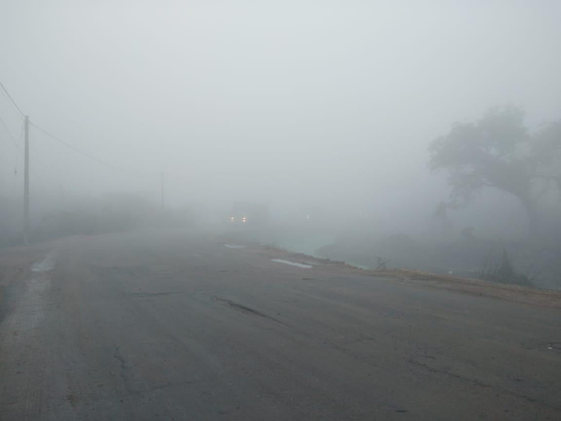 कोहरे में लाइट जलाकर निकलता वाहन कोहरे में लाइट जलाकर निकलता वाहन