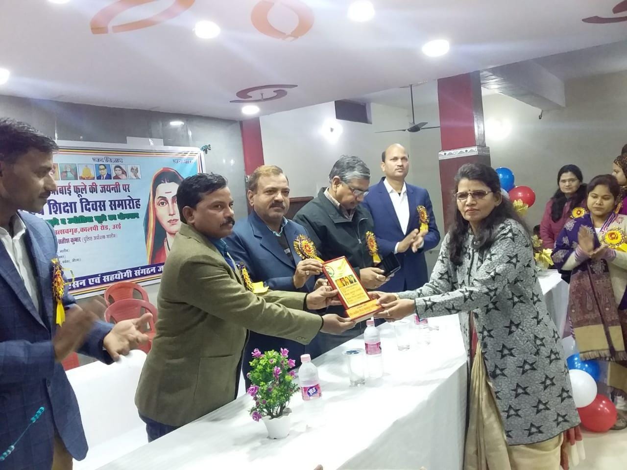 समाजसेविका को सम्मानित करते सीडीओ व डीआईओएस समाजसेविका को सम्मानित करते सीडीओ व डीआईओएस