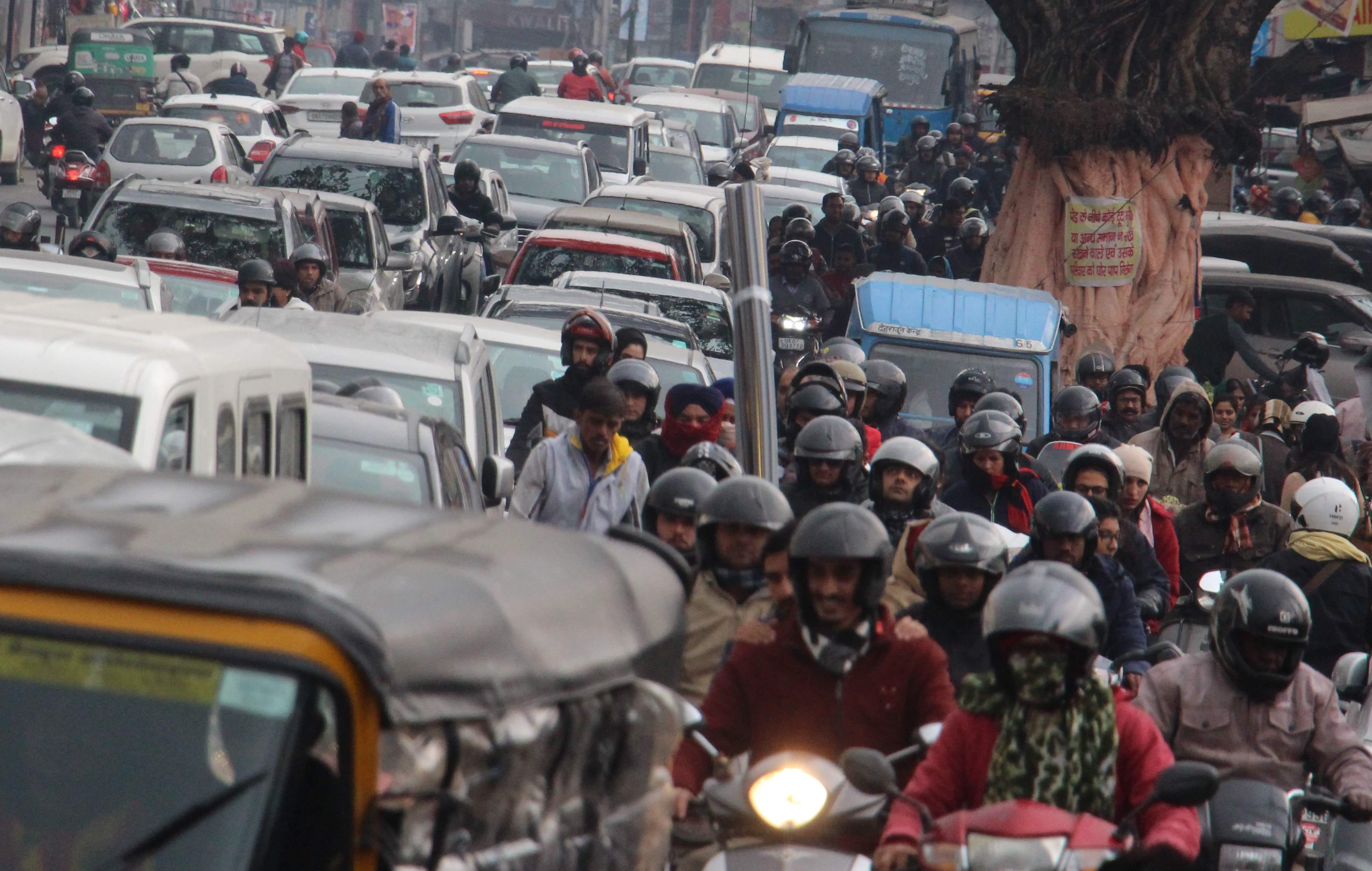 शनिवार दोपहर 3 बजे चकराता रोड में लगा लम्बा जाम