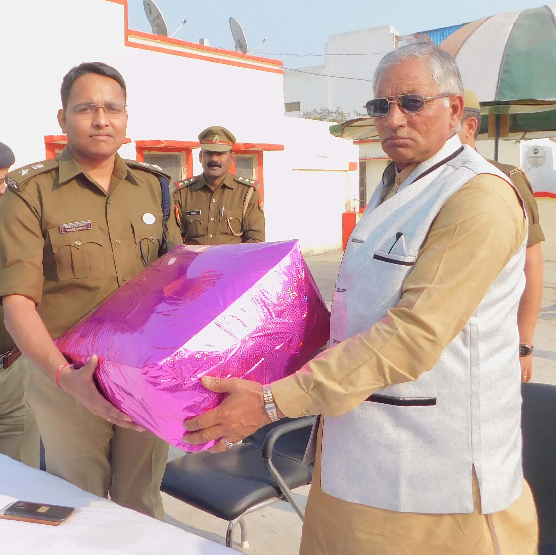 कैराना में शहीद  अंकित तोमर के पिता जयपाल सिंह तोमर को मोमन्टो भेट करते एसपी