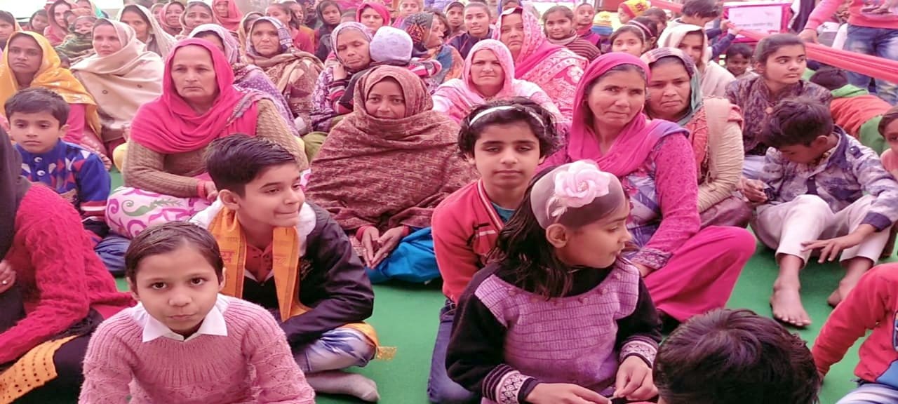 झिंना क्षेत्र के आमवाली में कथा सुनती महिलाएं झिंना क्षेत्र के आमवाली में कथा सुनती महिलाएं