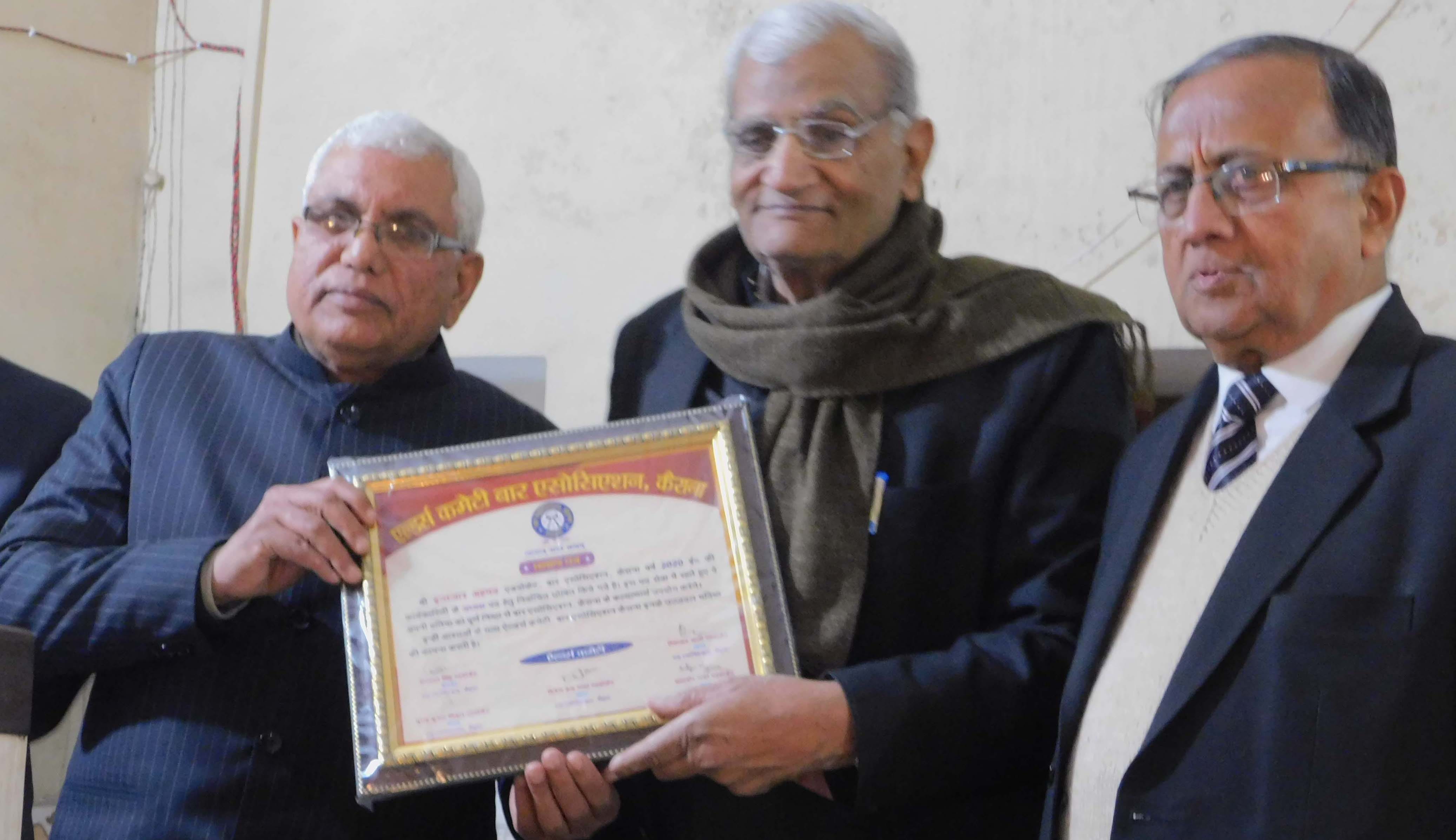 कैराना बार भवन में आयोजित बार एसोसियेशन की नई कार्यकारिणी के शपथ ग्रहण समारोह में नवनियुक्त अध्? कैराना बार भवन में आयोजित बार एसोसियेशन की नई कार्यकारिणी के शपथ ग्रहण समारोह में नवनियुक्त अध्?
