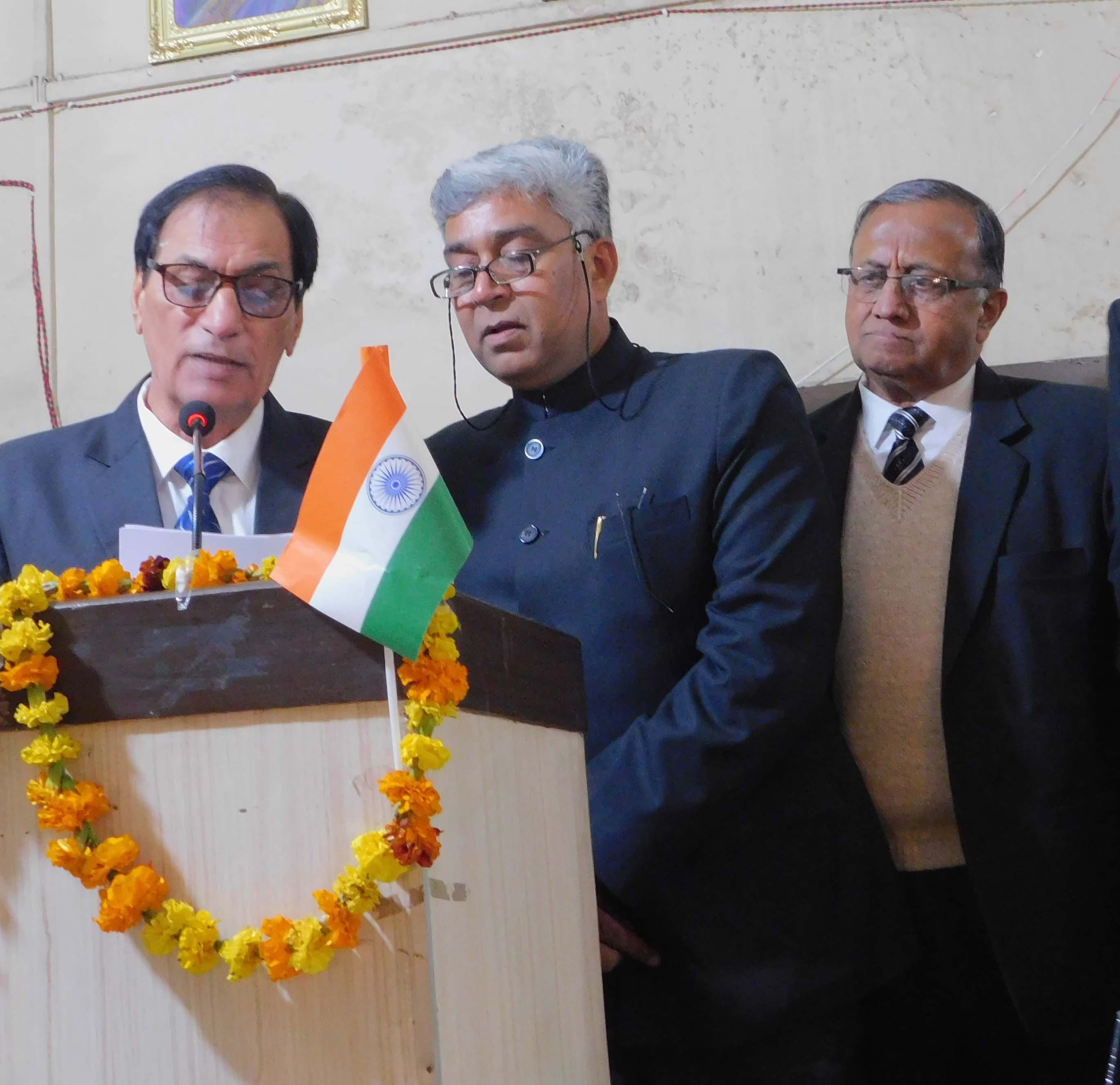 कैराना बार भवन में आयोजित बार एसोसियेशन की नई कार्यकारिणी के शपथ ग्रहण समारोह में शपथ लेते अधिवक? कैराना बार भवन में आयोजित बार एसोसियेशन की नई कार्यकारिणी के शपथ ग्रहण समारोह में शपथ लेते अधिवक?