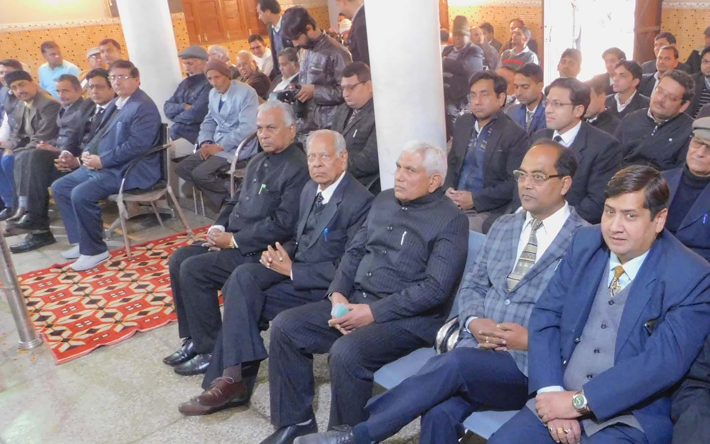 कैराना बार भवन में आयोजित बार एसोसियेशन की नई कार्यकारिणी के शपथ ग्रहण समारोह में भाग लेते अधिवक? कैराना बार भवन में आयोजित बार एसोसियेशन की नई कार्यकारिणी के शपथ ग्रहण समारोह में भाग लेते अधिवक?