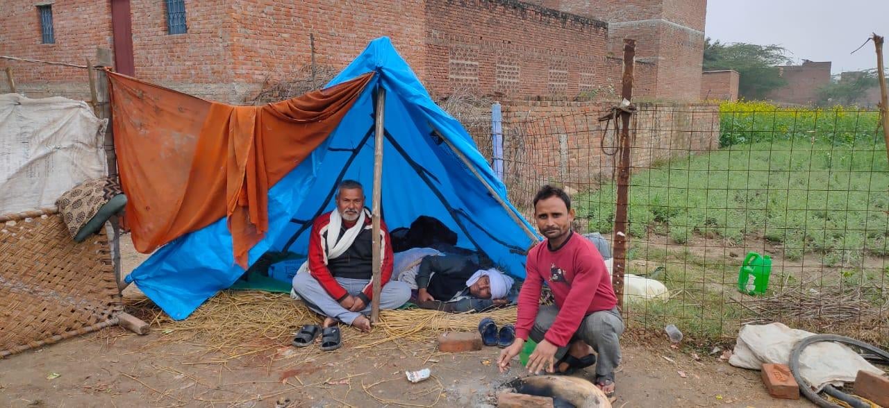 कदौरा में झोपड़ी में बैठकर खेतों की रखवाली करते किसान