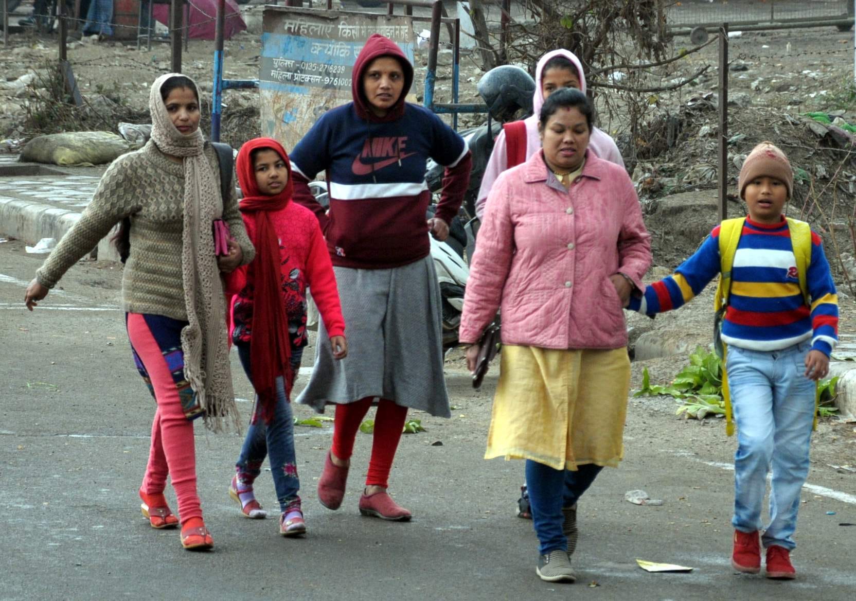 पहाड़ी क्षेत्रों में हो रही बफबारी के चलते दून में बढ़ी ढंड में गुजरती महिलाएं
