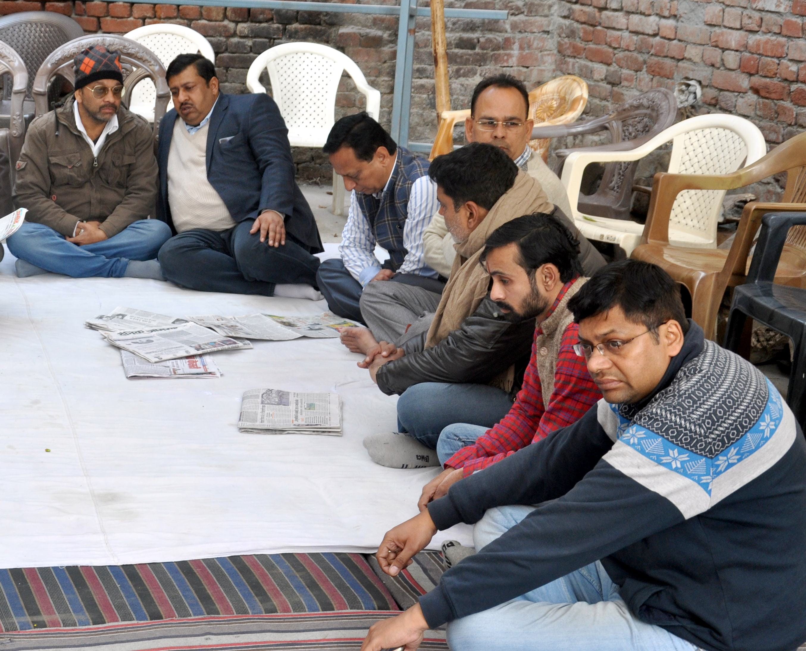 शामली पंजाबी कॉलोनी में मृतक अजय पाठक के आवास पर घटना की जानकारी लेते गणमान्य लोग शामली पंजाबी कॉलोनी में मृतक अजय पाठक के आवास पर घटना की जानकारी लेते गणमान्य लोग