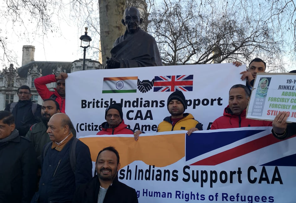 लंदन में सीएए के समर्थन में रैली निकालते भारतीय लंदन में सीएए के समर्थन में रैली निकालते भारतीय
