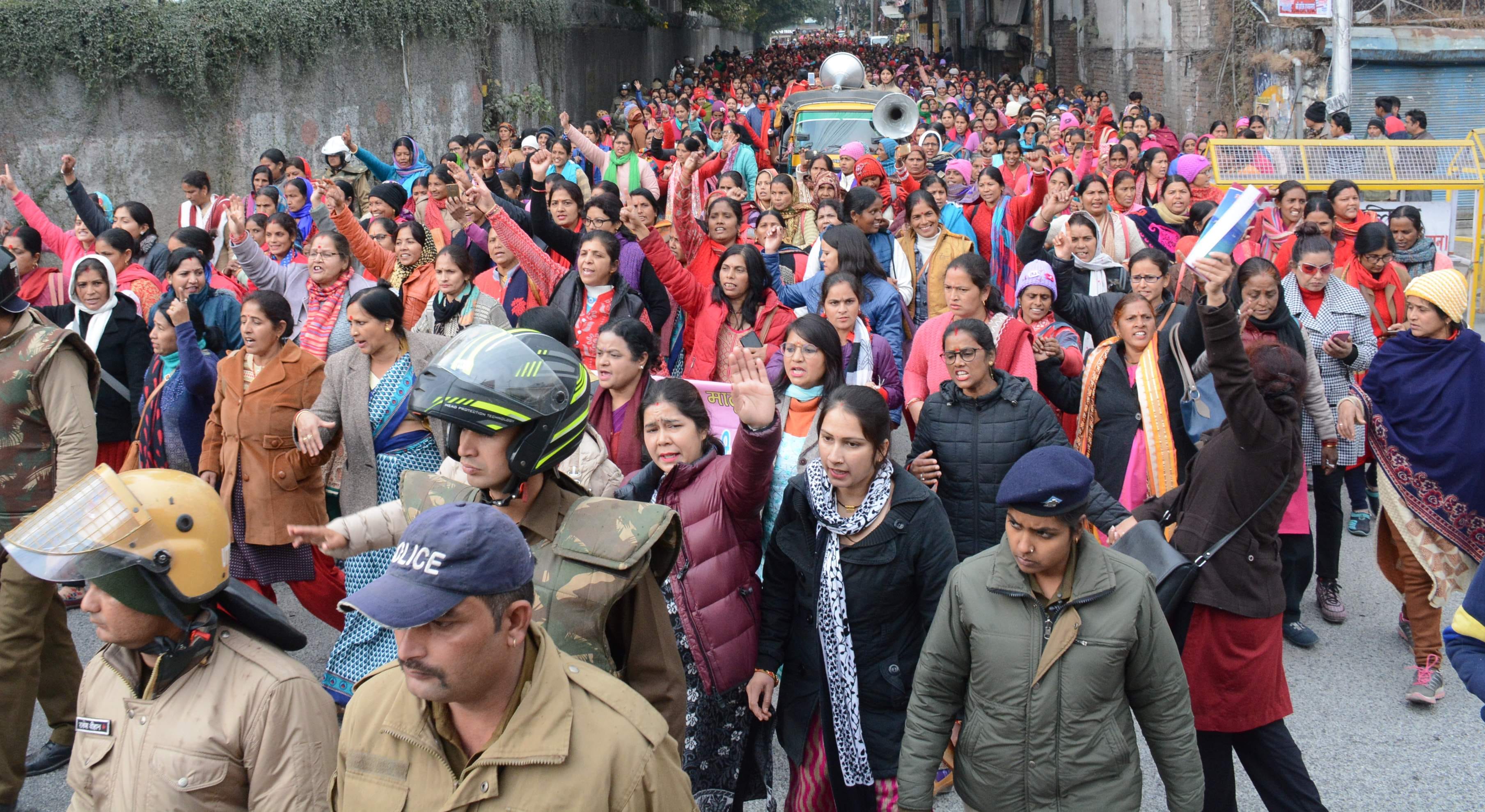 परेड मैदान से रैली निकालकर मुख्यमंत्री आवास जाती आंगनबाड़ी कार्यकत्री । 