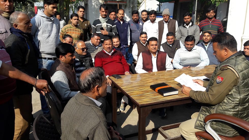 नकुड़ में कोतवाल सुशील सैनी से मिलकर चोरी की घटनाओं का शीघ्र खुलासा करने की मांग करते व्यापारी। नकुड़ में कोतवाल सुशील सैनी से मिलकर चोरी की घटनाओं का शीघ्र खुलासा करने की मांग करते व्यापारी।