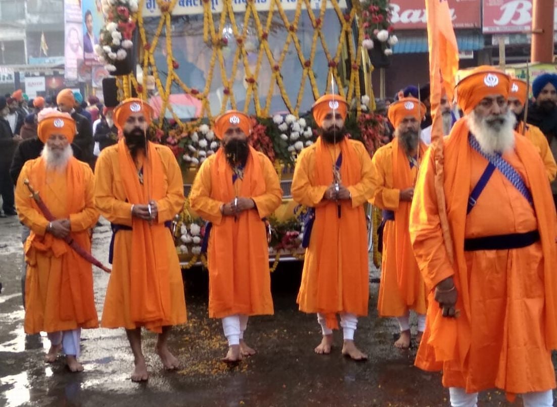 रुद्रपुर में निकले नगर कीर्तन में शामिल पंच प्यारे। रुद्रपुर में निकले नगर कीर्तन में शामिल पंच प्यारे।