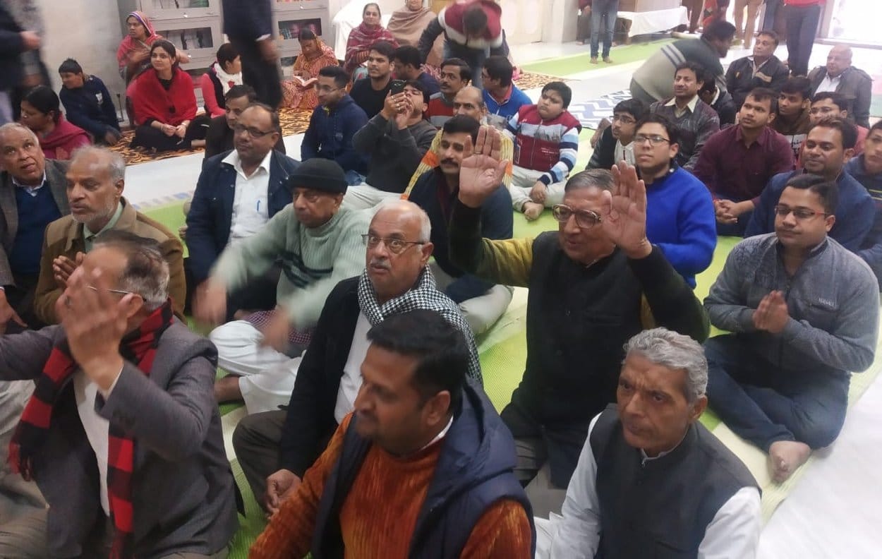 जलालाबाद जैन मन्दिर में प्रवचन सुनते जैन समाज के लोग जलालाबाद जैन मन्दिर में प्रवचन सुनते जैन समाज के लोग