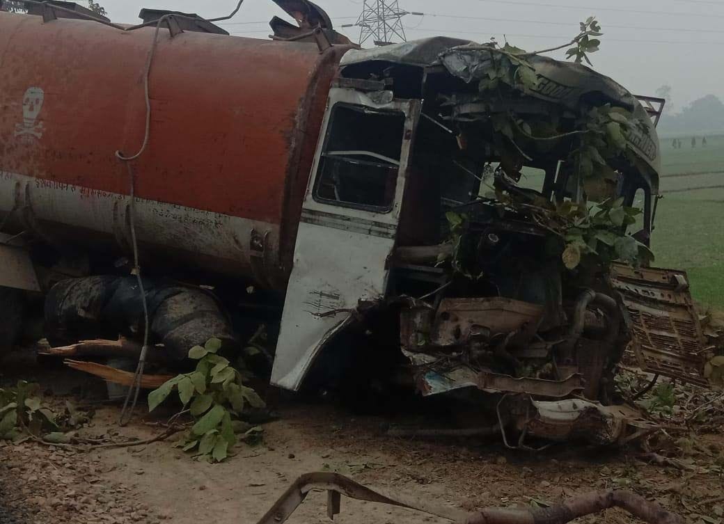 कोहडौर के परशुरामपुर में ट्रक की टक्कर से क्षतिग्रस्त टैंकर। कोहडौर के परशुरामपुर में ट्रक की टक्कर से क्षतिग्रस्त टैंकर।
