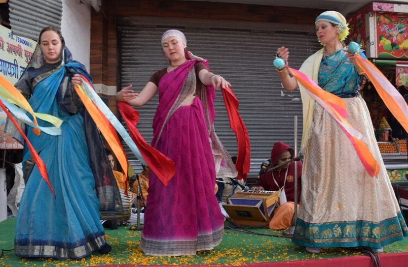 रुद्रपुर में रथयात्रा के दौरान नृत्य करती विदेशी युवतियां। रुद्रपुर में रथयात्रा के दौरान नृत्य करती विदेशी युवतियां।