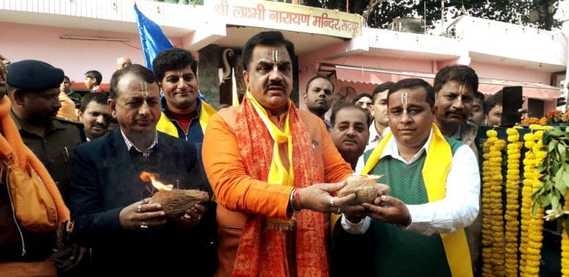 रुद्रपुर के पांच मंदिर में रथयात्रा का शुभांरभ करते डीआईजी व विधायक। रुद्रपुर के पांच मंदिर में रथयात्रा का शुभांरभ करते डीआईजी व विधायक।
