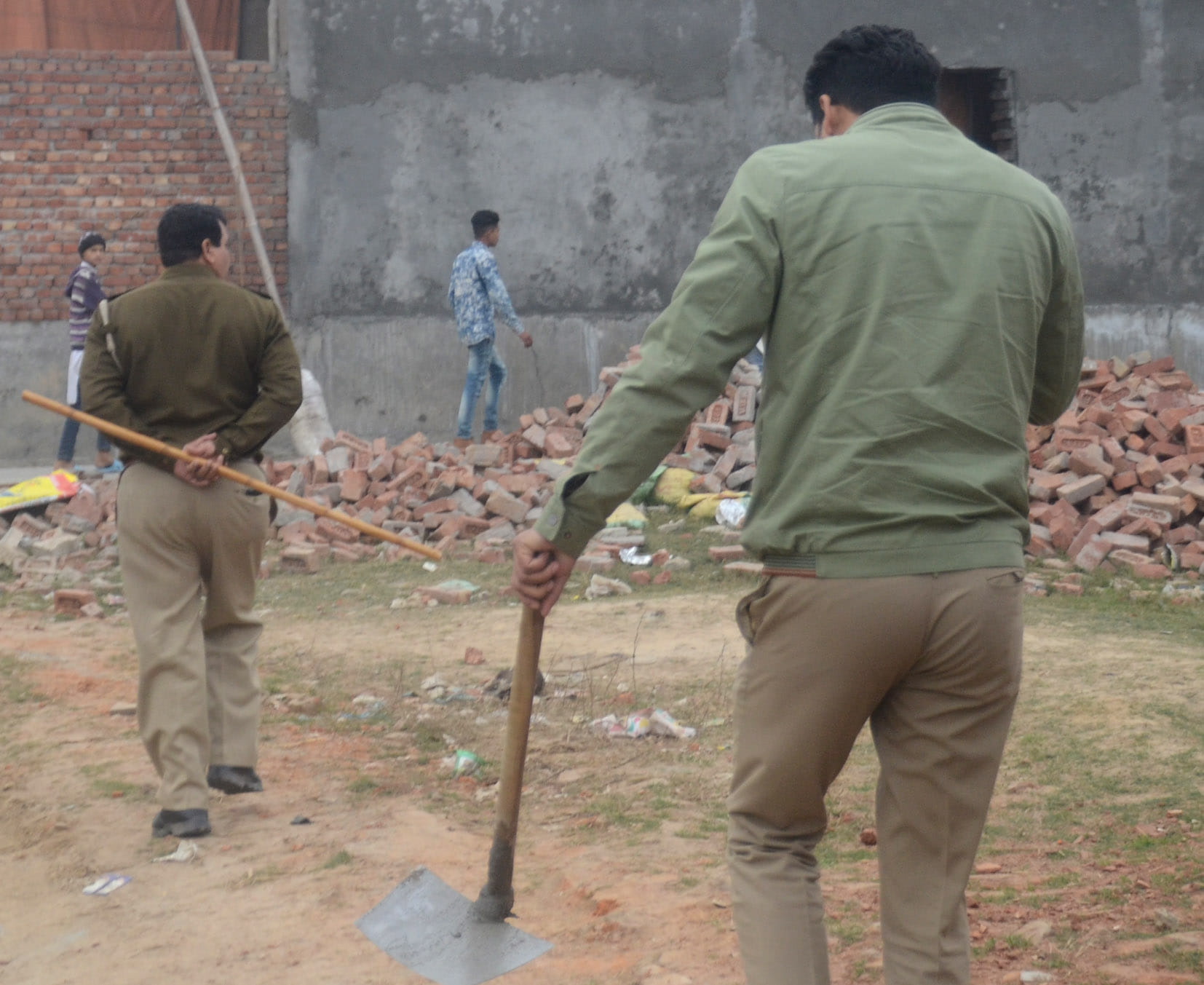 बागपत के पुराना कस्बे स्थित प्लाट पर विवाद को लेकर एकत्र हुए युवकों को खदेड़ते पुलिसकर्मी व मजदू? बागपत के पुराना कस्बे स्थित प्लाट पर विवाद को लेकर एकत्र हुए युवकों को खदेड़ते पुलिसकर्मी व मजदू?