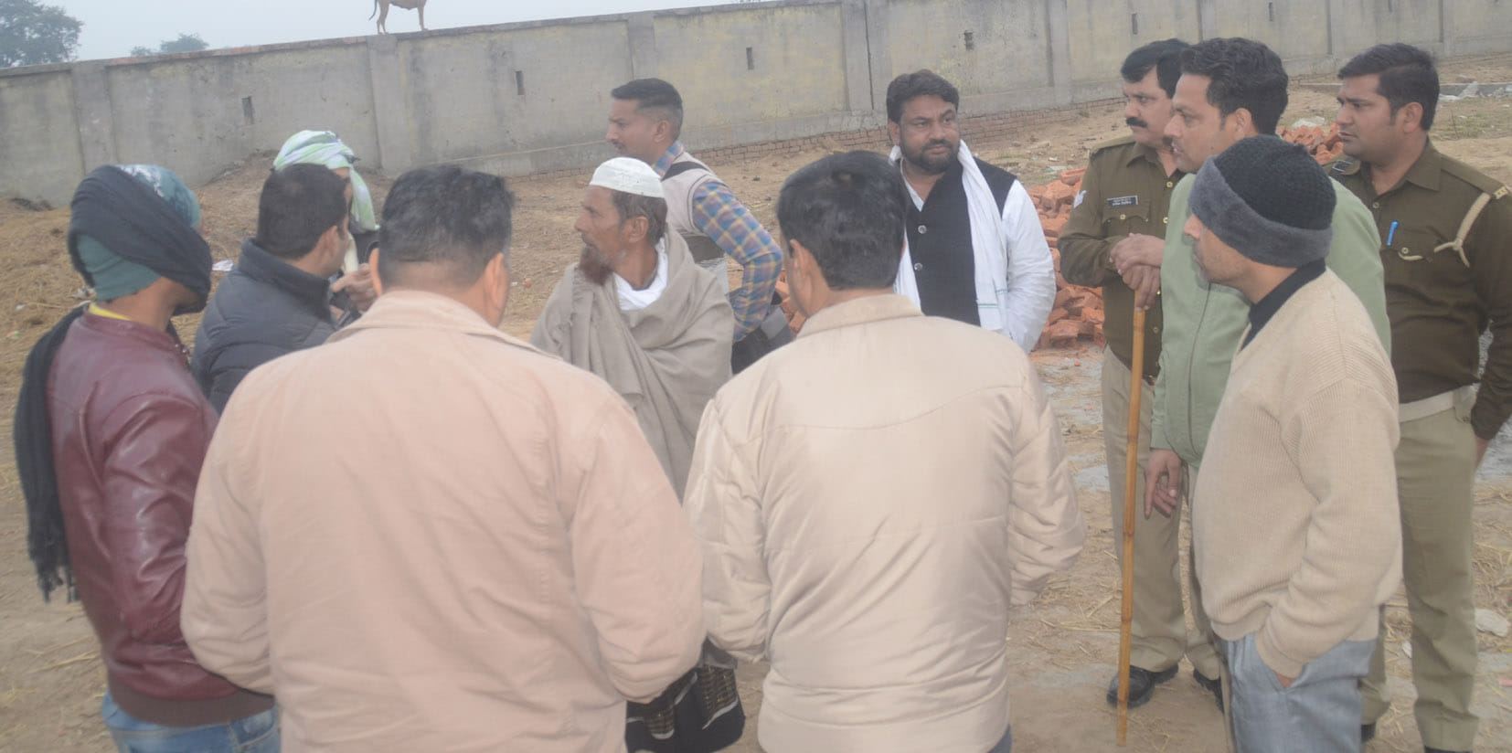 बागपत के पुराना कस्बे स्थित प्लाट के विवाद को लेकर दोनो समुदाय के लोगो से वार्ता करते कोतवाल अरवि बागपत के पुराना कस्बे स्थित प्लाट के विवाद को लेकर दोनो समुदाय के लोगो से वार्ता करते कोतवाल अरवि