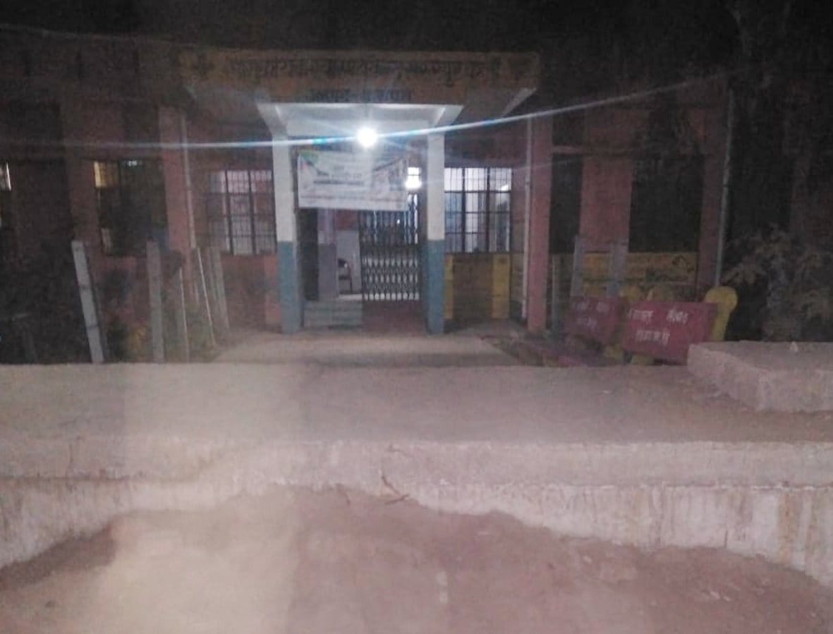 बागपत के सरूरपुर गांव स्थित सीएचसी के सामने बना नाला