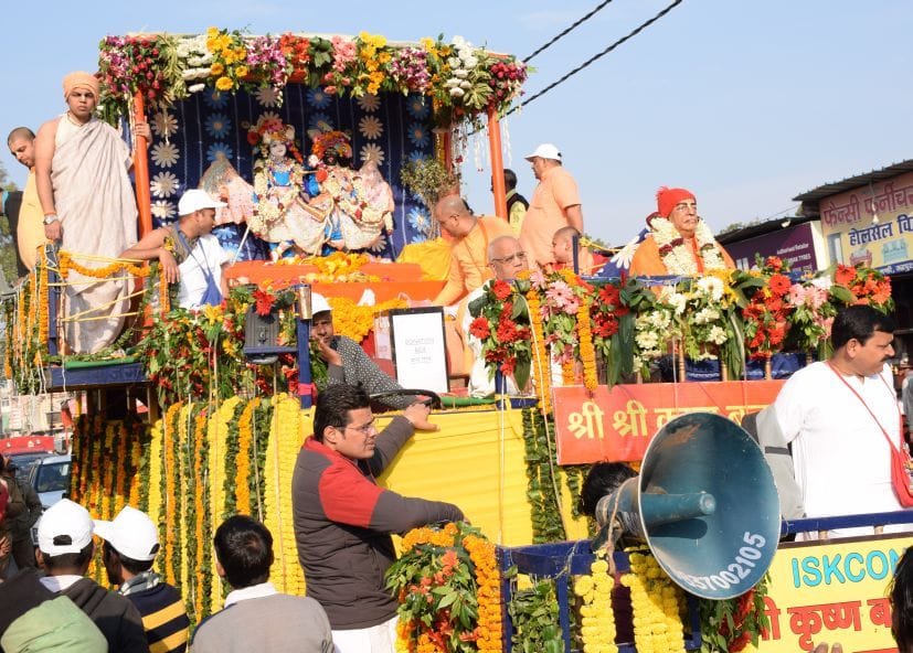 रुद्रपुर के बाजार में निकलता श्रीकृष्ण, बलराम का रथ। रुद्रपुर के बाजार में निकलता श्रीकृष्ण, बलराम का रथ।