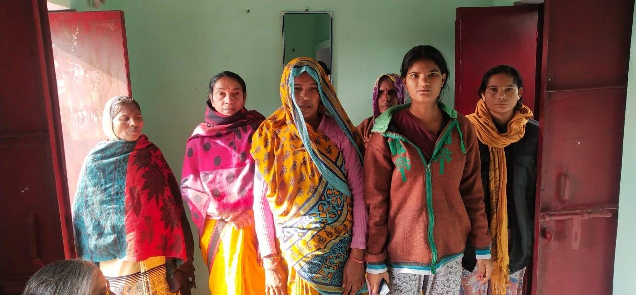 विनीता के मायके  सरसौखी में खड़ी मां बहनें