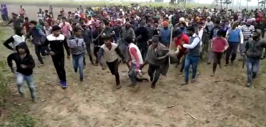 नजीबाबाद के भोगपुर में आदमखोर गुलदार को मारकर खेत से लाती ग्रामीणों की भीड़। नजीबाबाद के भोगपुर में आदमखोर गुलदार को मारकर खेत से लाती ग्रामीणों की भीड़।