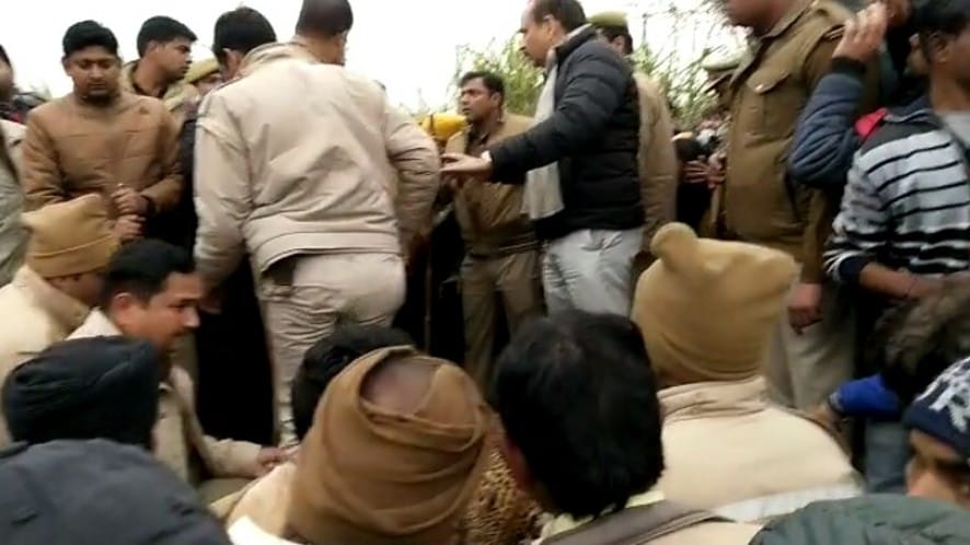 नजीबाबाद के भोगपुर में मृत गुलदार को देखते डीएम रमाकांत पांडेय और प्रशासनिक अधिकारी। नजीबाबाद के भोगपुर में मृत गुलदार को देखते डीएम रमाकांत पांडेय और प्रशासनिक अधिकारी।
