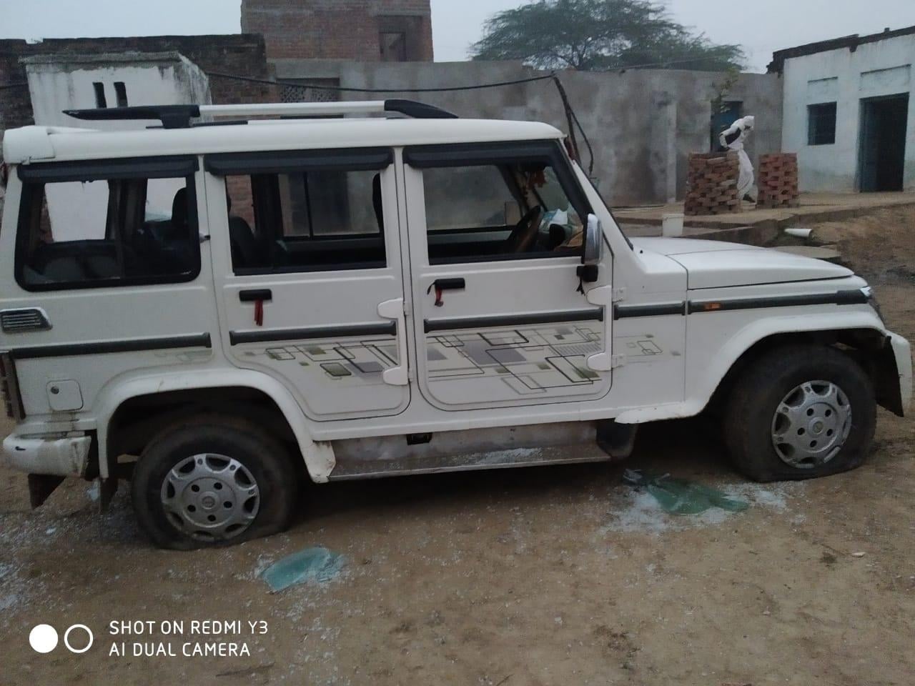 बोलेरो के टूटे पड़े शीशे व गोली मारकर पंक्चर किए टायर 