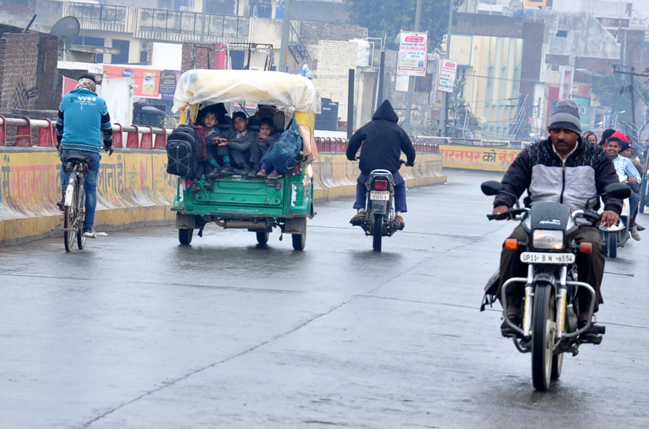 सहारनपुर में हुई बरसात में स्कूल लौटते स्कूली बच्चे सहारनपुर में हुई बरसात में स्कूल लौटते स्कूली बच्चे