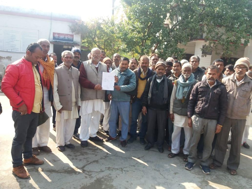 नुनसाई के ग्रामीण एसपी से शिकायत करने जाते नुनसाई के ग्रामीण एसपी से शिकायत करने जाते