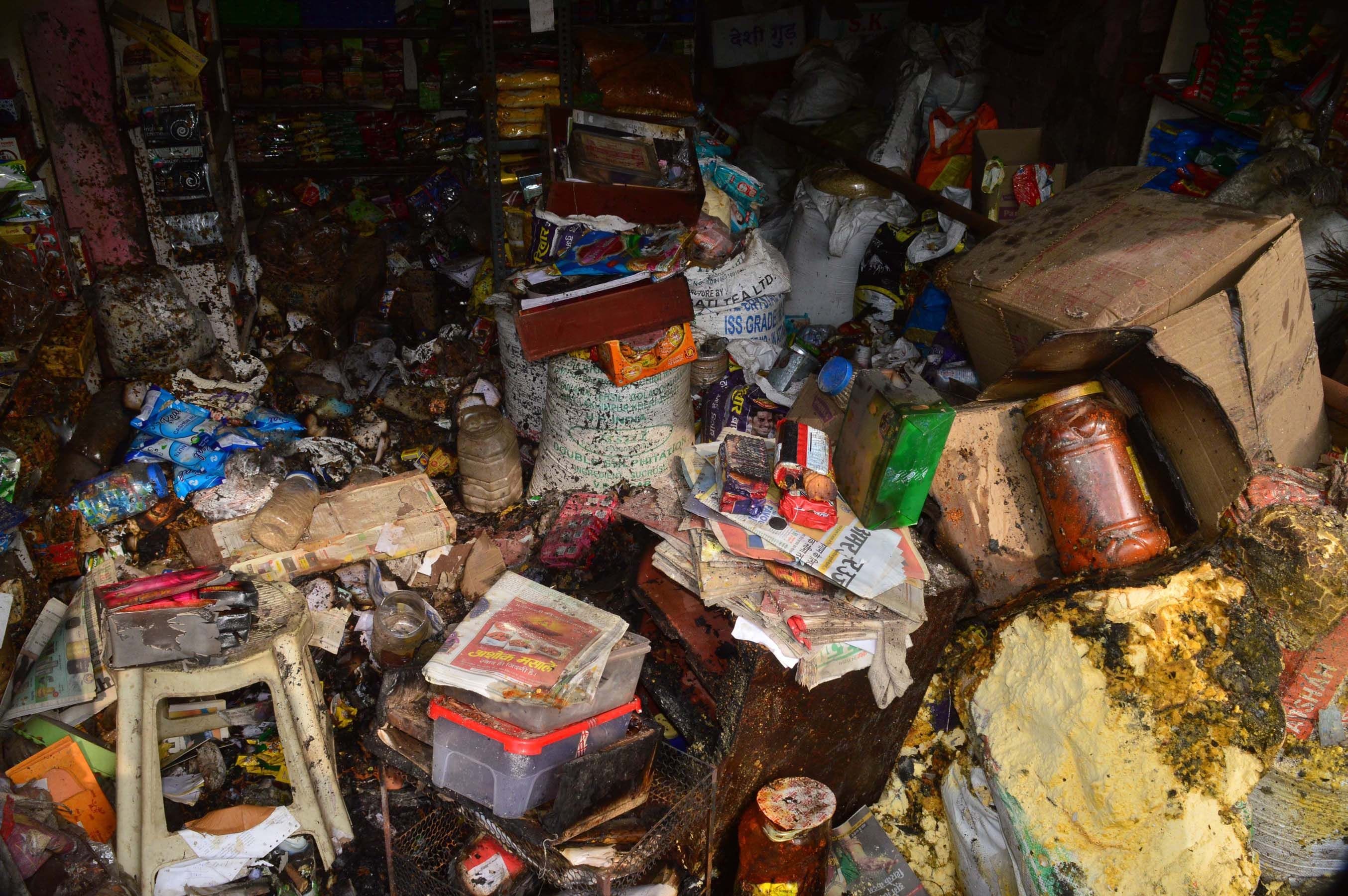 गोपाल मंदिर के समीप रात में आग लगने से दुकान में जला सामान।