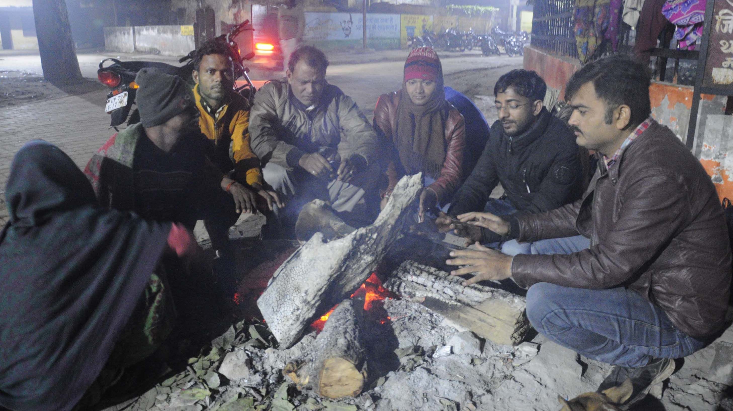 जिला अस्पताल में ठंड से बचने को अलाव के समीप बैठे तीमारदार। जिला अस्पताल में ठंड से बचने को अलाव के समीप बैठे तीमारदार।