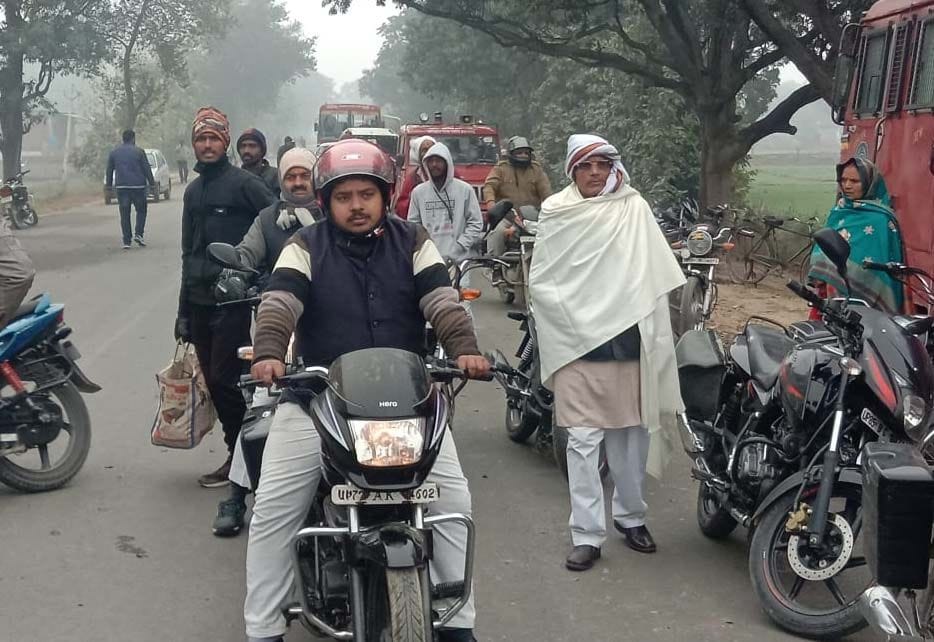 कोहडौर के परशुरामपुर में ट्रक की टक्कर से केमिकल भरा टैंकर पलटने के बाद पुलिस द्वारा रोका गया यात कोहडौर के परशुरामपुर में ट्रक की टक्कर से केमिकल भरा टैंकर पलटने के बाद पुलिस द्वारा रोका गया यात