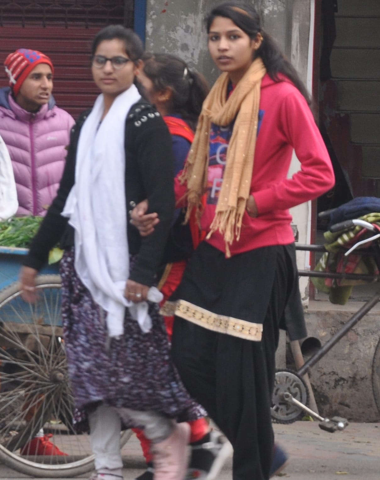 शामली ठंड में गुजरती युवतियां शामली ठंड में गुजरती युवतियां