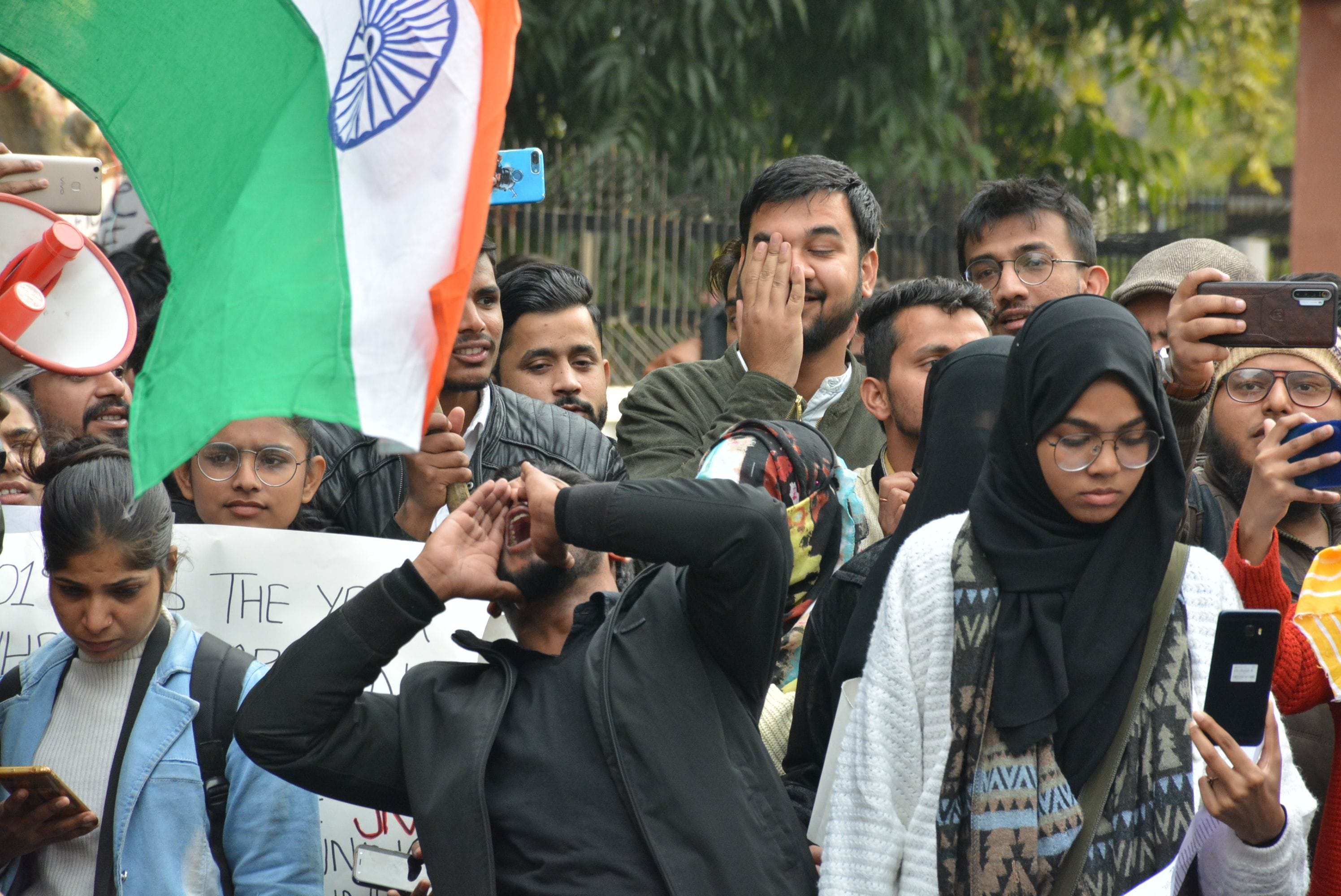 तिरंगा यात्रा के बाद आयोजित सभा में नारे लगाता छात्र। तिरंगा यात्रा के बाद आयोजित सभा में नारे लगाता छात्र।