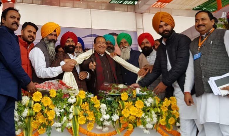 बाजपुर में कैबिनेट मंत्री आर्य को तलवार और शॉल ओढ़ाकर सम्मानित करते समाज सेवी। बाजपुर में कैबिनेट मंत्री आर्य को तलवार और शॉल ओढ़ाकर सम्मानित करते समाज सेवी।